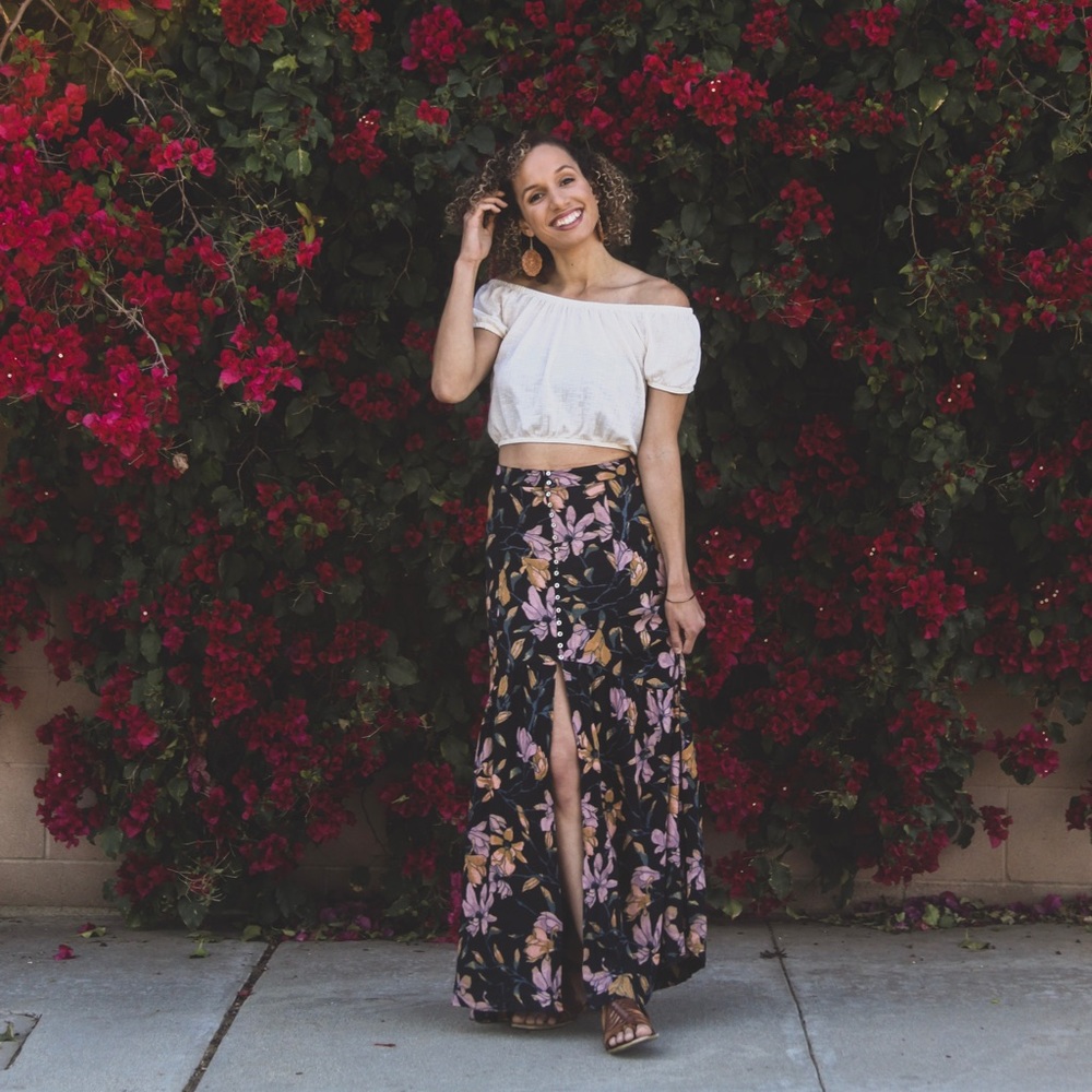 Free people skirt. Like new condition. Tagged as size 2 but best for size 4-6.